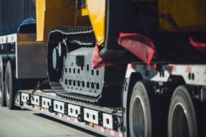 Bau- und Gartenmaschinen sicher transportieren