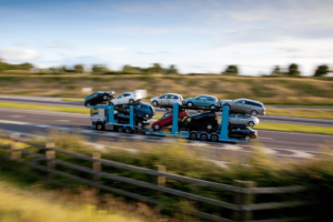 überführung von Autos